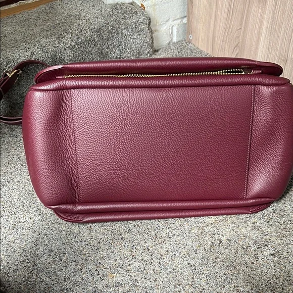 Cuyana Red Tote Bag with Minimalist Design - Picture 4 of 4